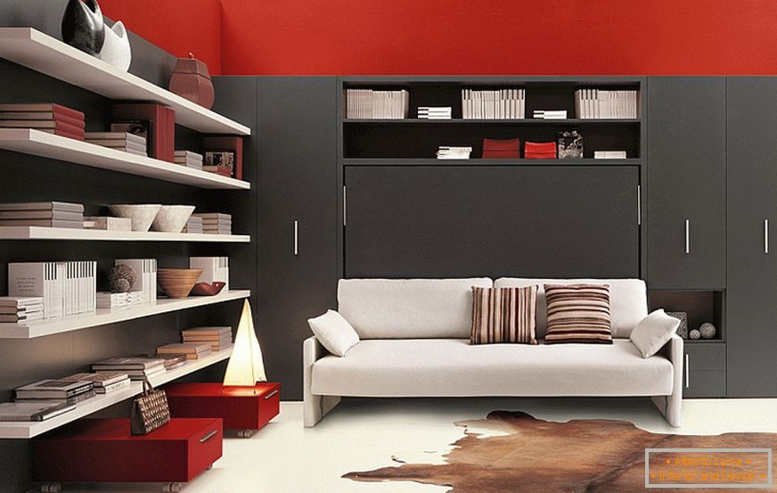 Weißes Sofa im rot-schwarzen Wohnzimmer