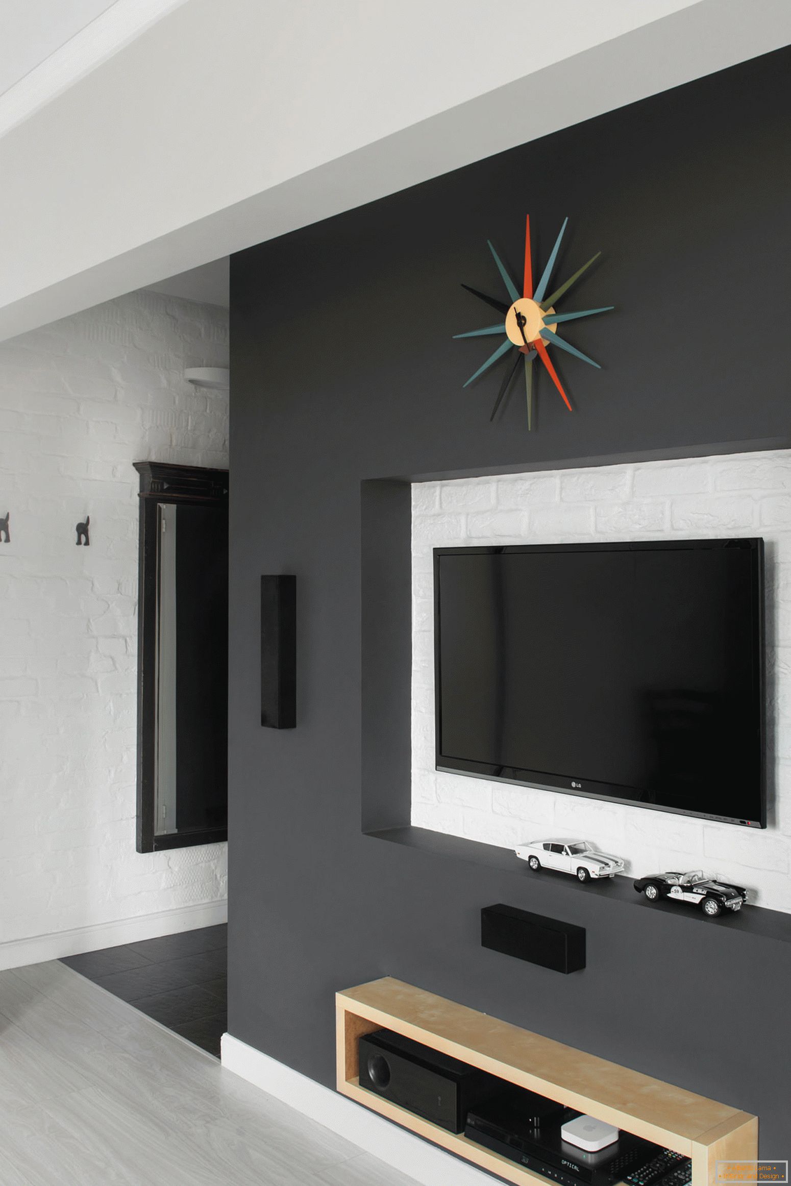 TV an der Wand in der Studio-Wohnung