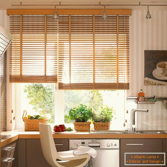 Vorhänge in der Küche in Brauntönen фото