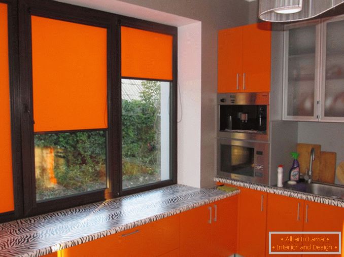 Orange Fensterläden zur Küche im Jahr 2017