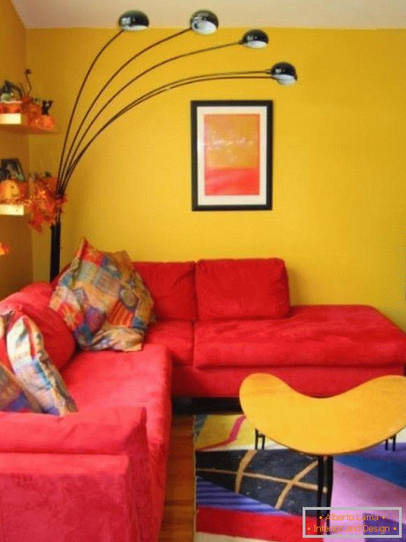 Rotes Sofa im gelben Wohnzimmer