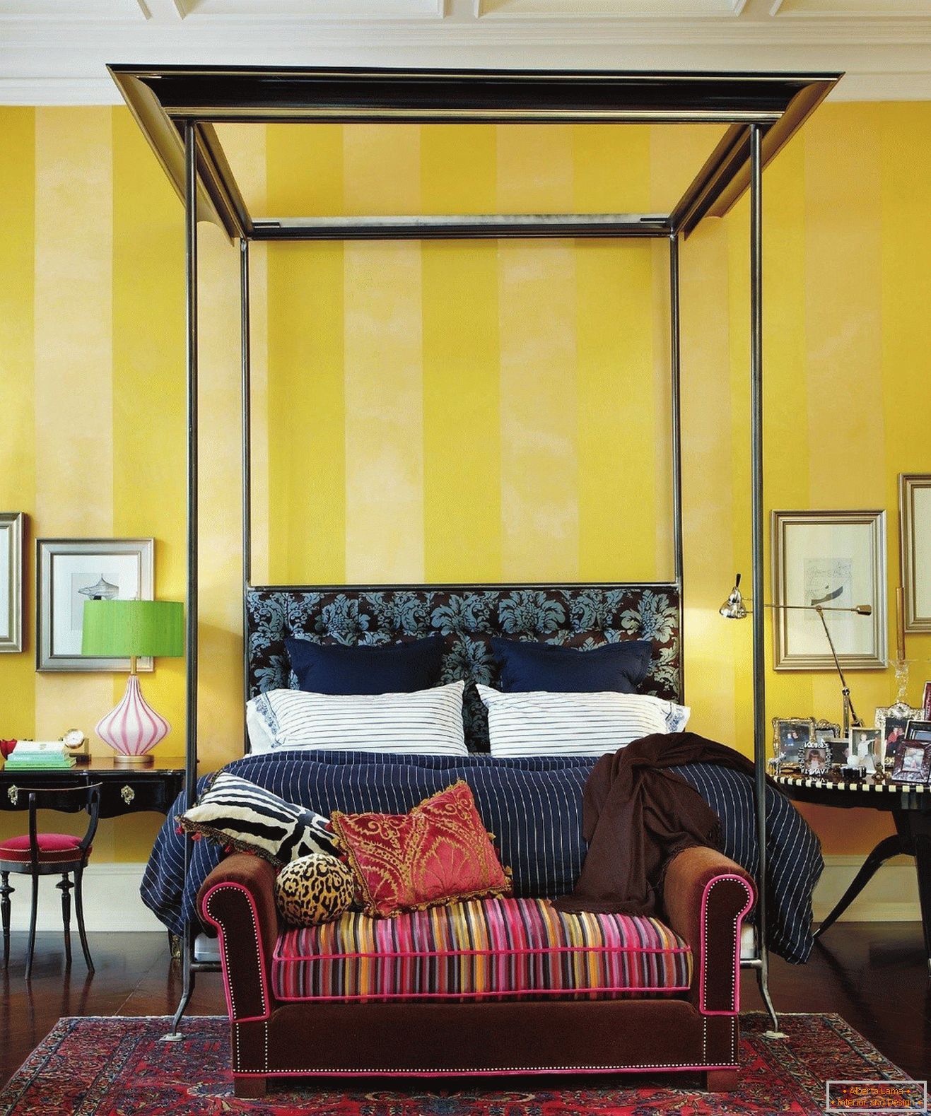 Gelbe Farbe im Innenraum спальни