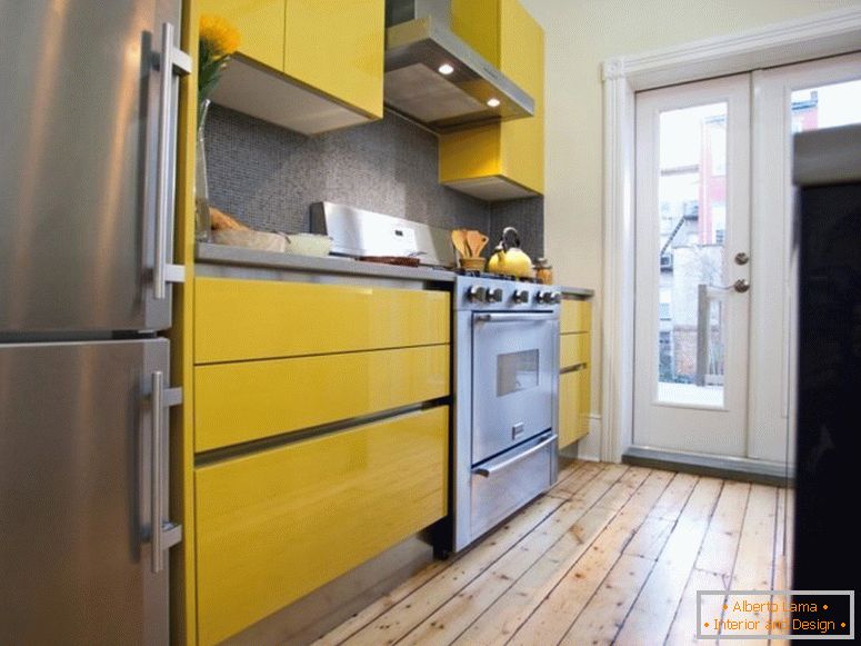 Anwendung der gelben Farbe im Inneren der Küche
