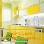 Küchenmöbel mit weißen und gelben Fassaden