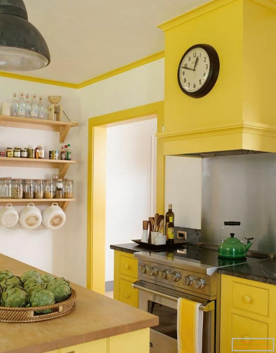 Die Kombination von weißen, grauen und gelben Farben in der Küche