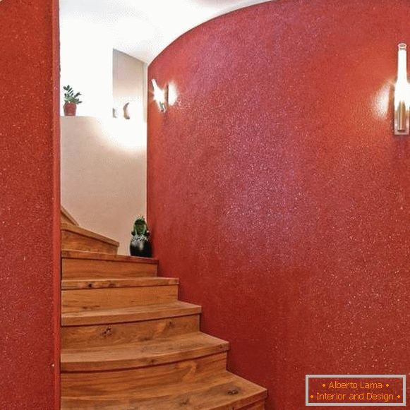 Rote flüssige Tapete im Korridor im Innenraum - Foto des Treppenhauses