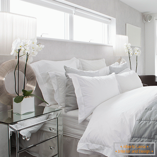 Ein blendend weißes Schlafzimmer mit einem schönen Licht