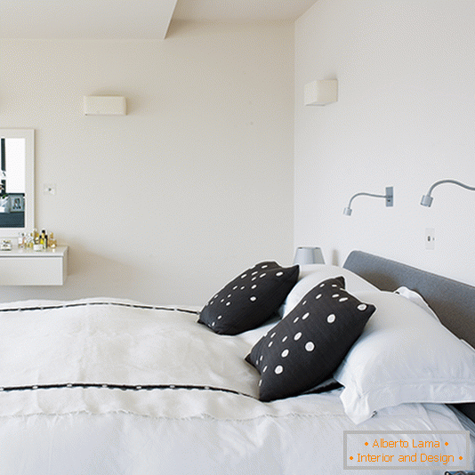 Monochromes Schlafzimmer mit minimalistischen Wandleuchten