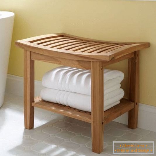 Holzstuhl für das Badezimmer