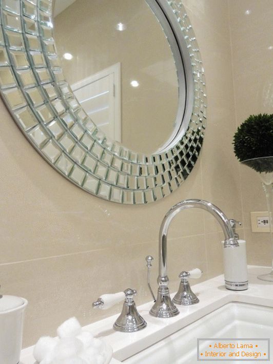 Stilvoller Spiegel über dem Waschbecken im Badezimmer