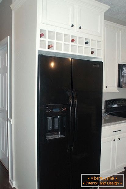 Eingebauter Kühlschrank in der kleinen Küche