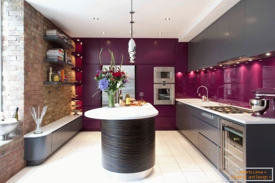 Küche mit hellen lila Einsätzen