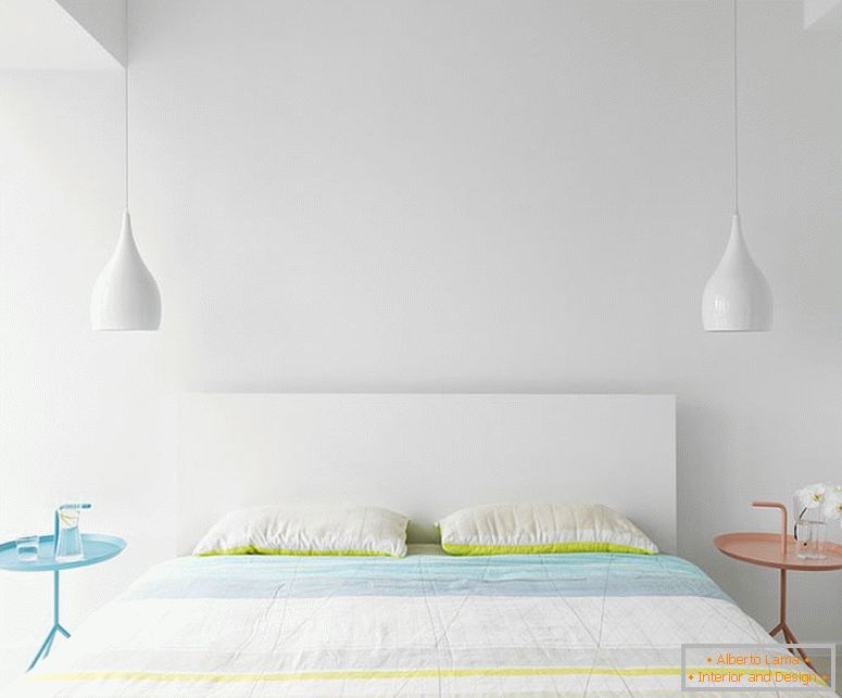 Luxuriöses weißes Schlafzimmer im minimalistischen Stil