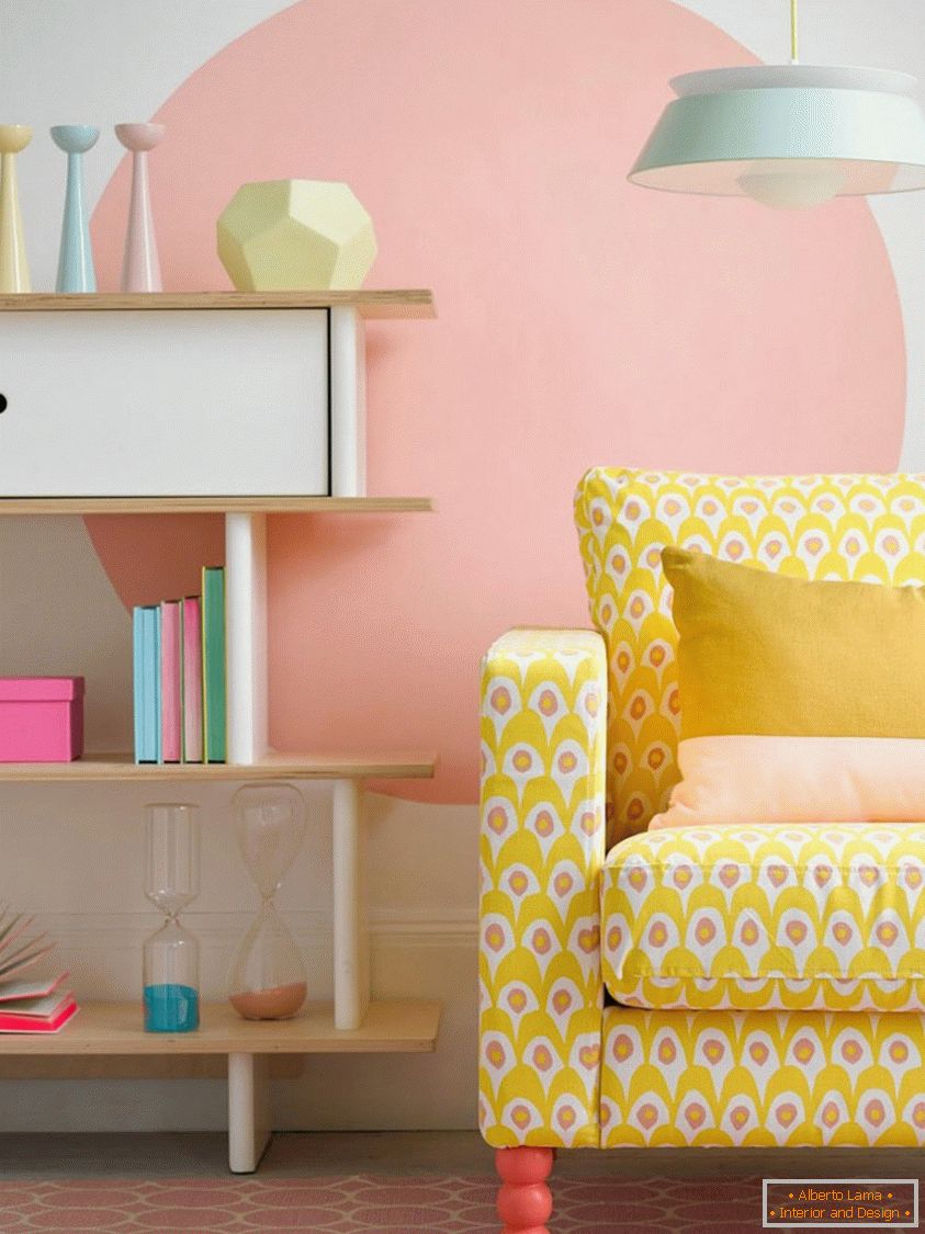 Hellgelbes Sofa, schafft einen ausgezeichneten Kontrast in der Pastell-Zimmer