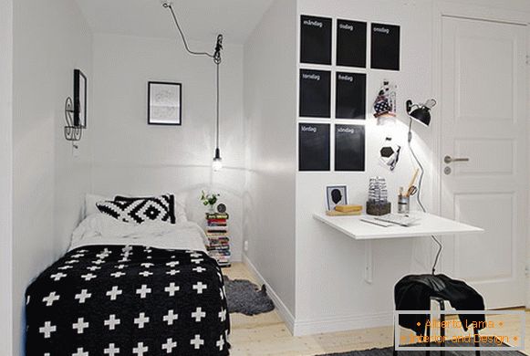 Stilvolles kleines Schlafzimmer in schwarzen und weißen Farben