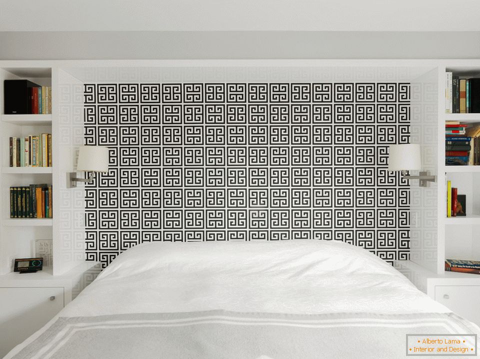 Schlafzimmer in weiß mit einem schwarzen Muster am Kopfende des Bettes