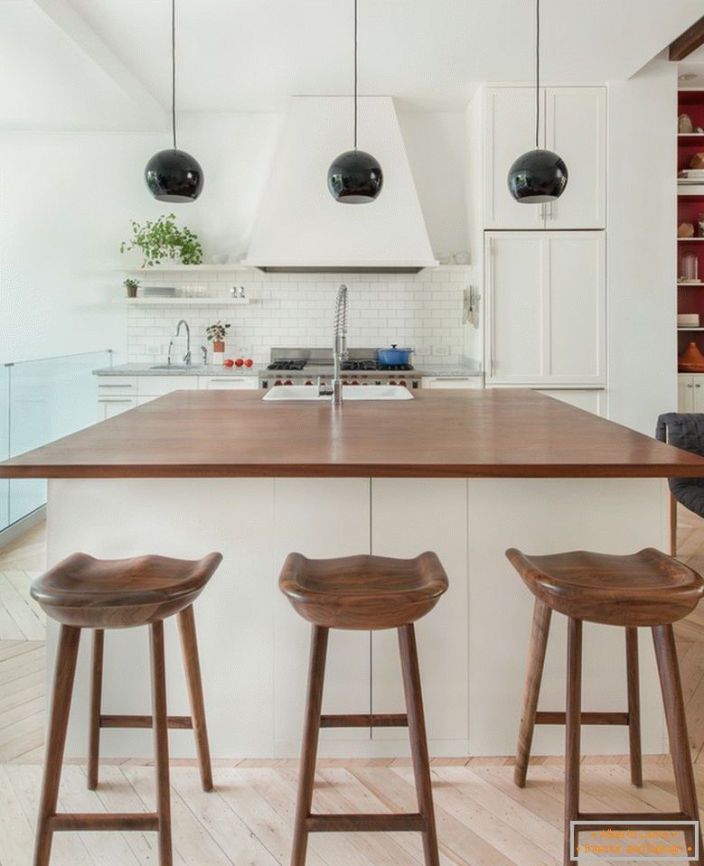 Stilvolle weiße Küche mit Barhockern