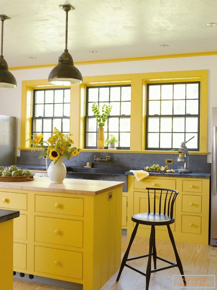Gelbe Farbe, dominiert den rustikalen Stil in der Küche