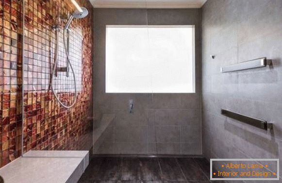 Badezimmer mit grauen Wänden