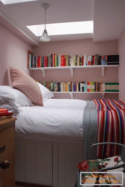Bücherregale in einem kleinen Schlafzimmer