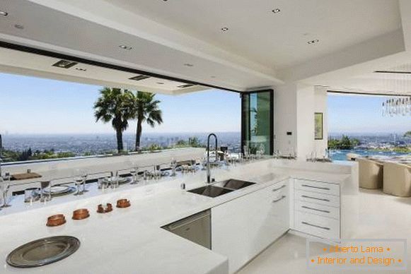 Design einer weißen Küche mit einer luxuriösen Aussicht