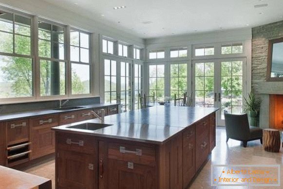 Küchendesign mit großen Fenstern im Haus von Bruce Willis