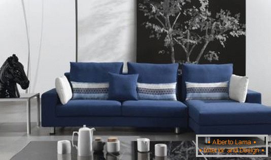 Schwarz-Weiß-Wohnzimmer-mit-Blau-Sofa