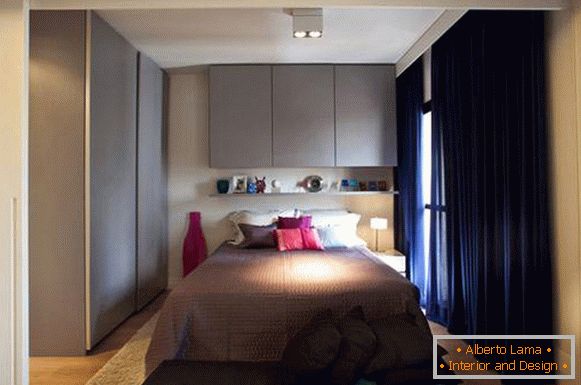 Schlafzimmer in einer kleinen Wohnung 45 Quadratmeter. m.