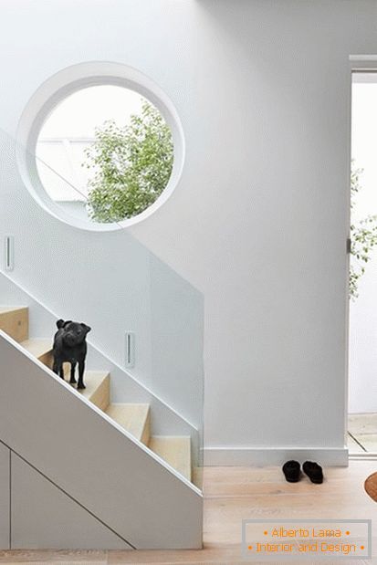 Helle und leichte Treppe mit weißer Dekoration