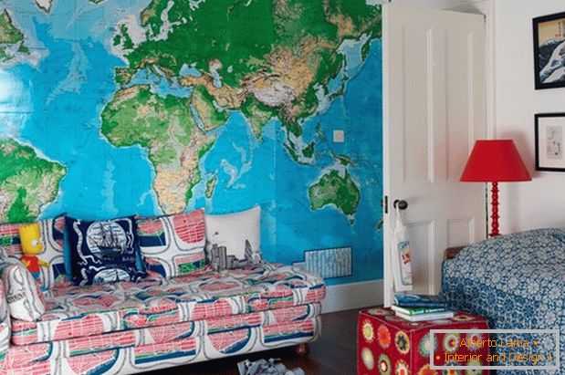 Eine große Karte der Welt im Kinderzimmer