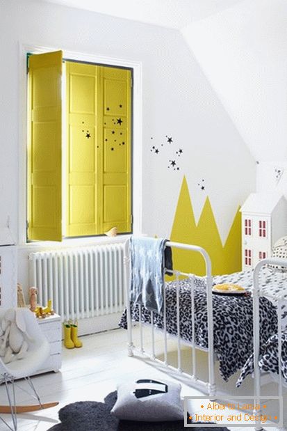Leuchtend gelbe Farben im weißen Kinderzimmer