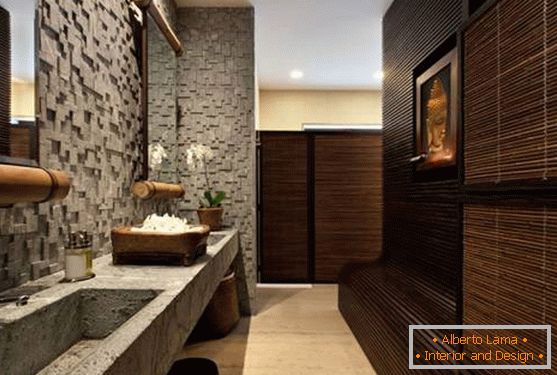 Badezimmer mit asiatischen Motiven und natürlichen Texturen