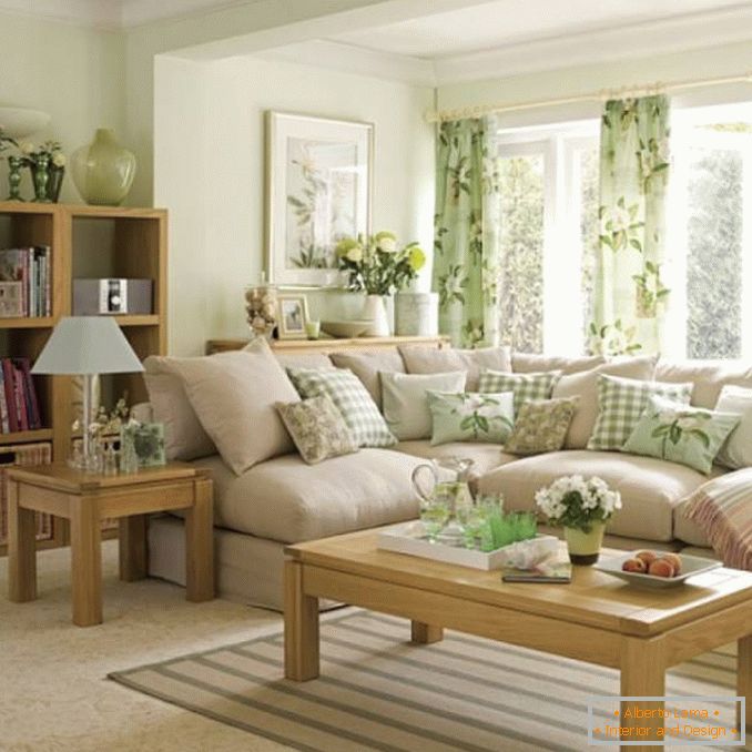 Erfrischendes Design des Wohnzimmers mit Grüntönen