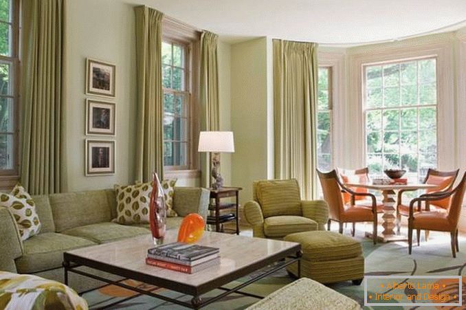 Das stilvolle Design des Wohnzimmers mit grünen und orange Elementen