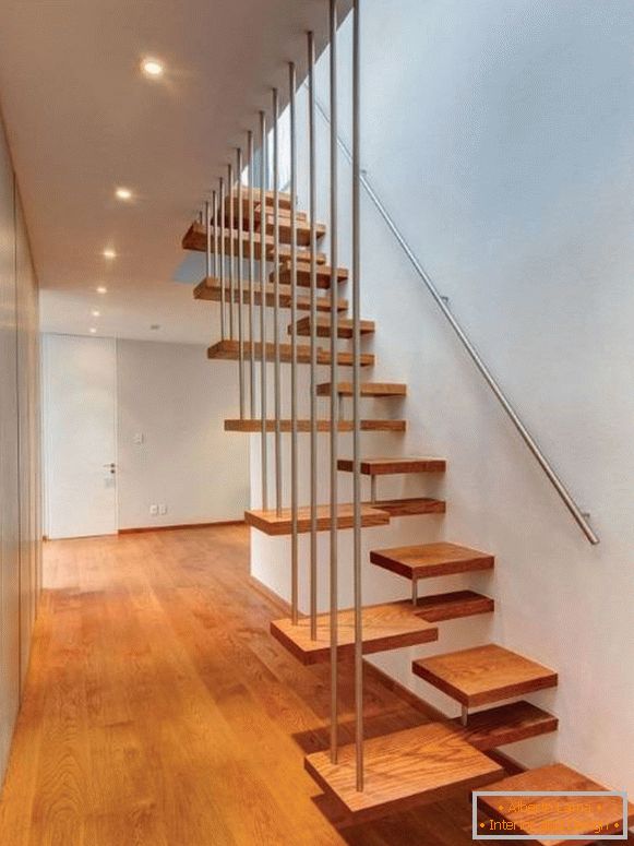 Einzigartige Holztreppe minimalistische Schiene Holzboden versteckte Lampen