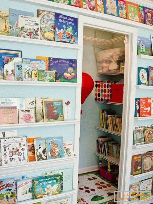 Bücher an den Wänden im Kinderzimmer