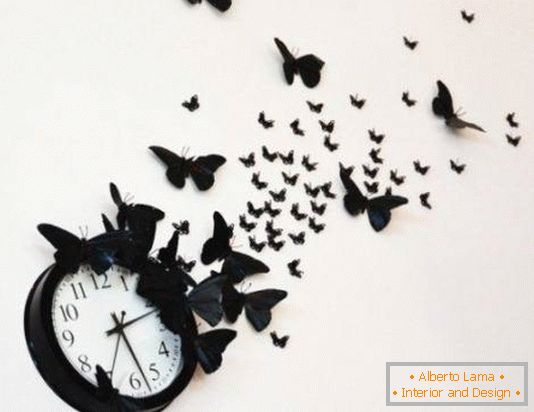 Uhr mit Schmetterlingen an der Wand