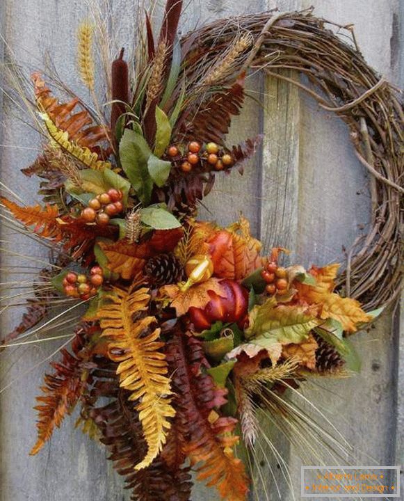 Herbstkränze aus Naturmaterial - eine Auswahl von Fotos