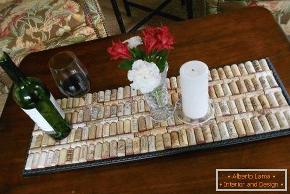 Eine einfache Tischdecke von Weinkorken