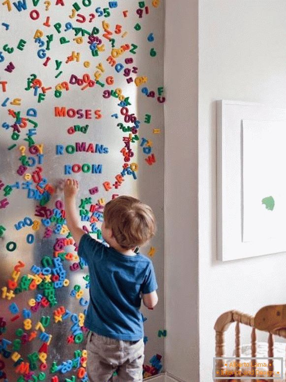 Ungewöhnliche Dekoration der Wand im Kinderzimmer