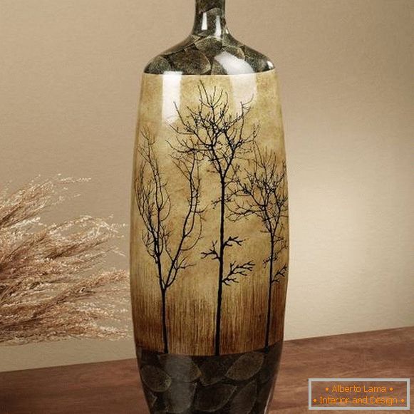 Schöne Vase im Freien mit einem Bild