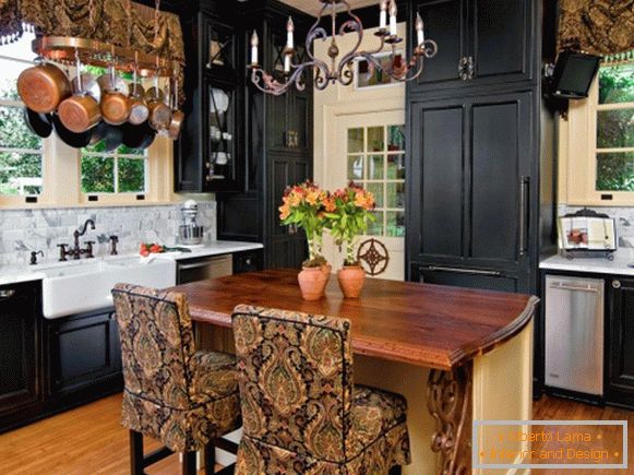 Schwarze Möbel in einer rustikalen Küche