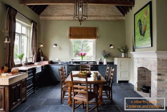 Küche mit dunklem rustikalen Boden