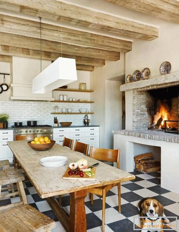 Gemütliche Küche mit Kamin im rustikalen Stil
