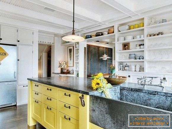 Küchendesign mit hohen Kabinetten und gelber Insel