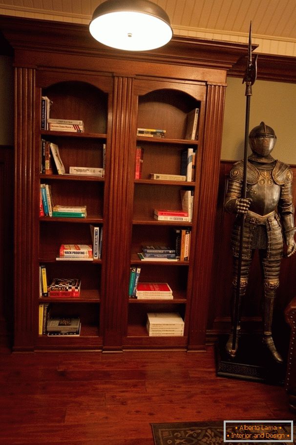 Bücherregal und mittelalterlicher Ritter