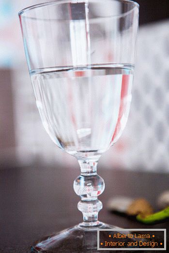 Glas mit Wasser auf dem Nachttisch