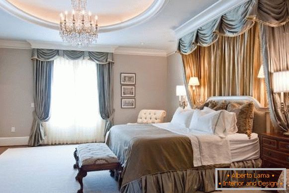 Schöne Vorhänge und ein Baldachin im Schlafzimmer im klassischen Stil