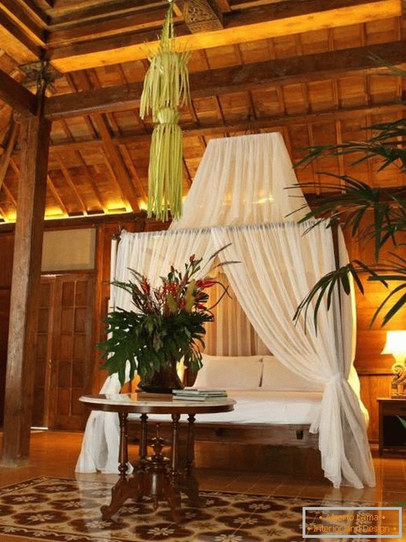 Schlafzimmer mit Baldachin im tropischen Stil