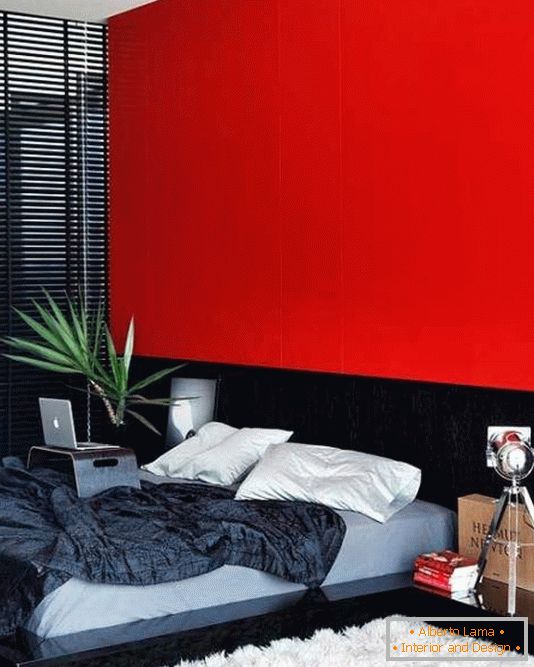 Rote Wand als Hauptakzent im Schlafzimmer